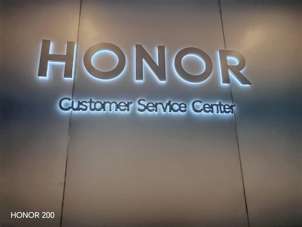 صور من مركز خدمة HONOR