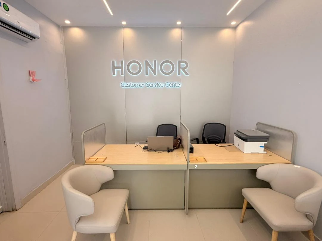 صور من مركز خدمة HONOR