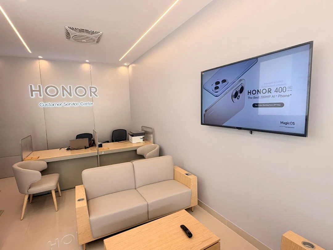 صور من مركز خدمة HONOR