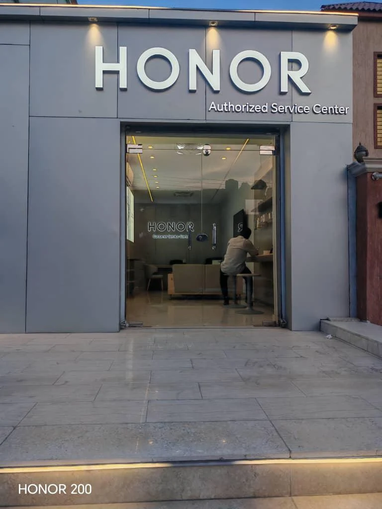 صور من مركز خدمة HONOR